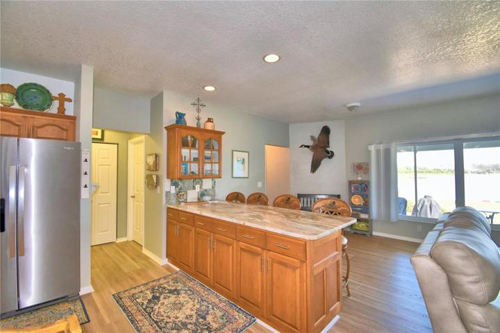 7X3 GRANITE BREAKFAST BAR OFF KITCHEN
