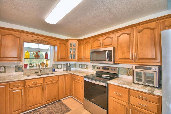 GRANITE COUNTER TOPS & TILE BACK SPLASH