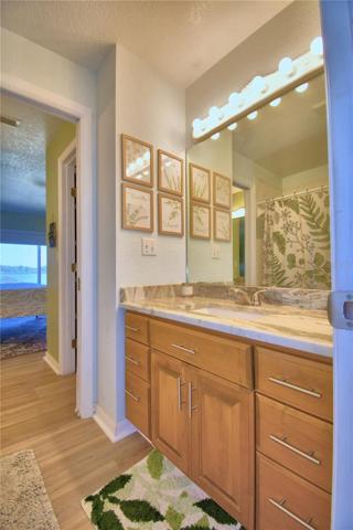 SEPARATE SINKS IN PRIMARY BATH