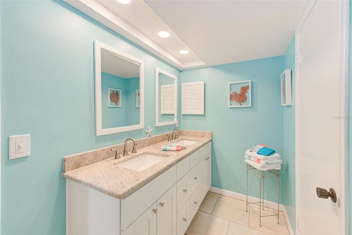 Dual sinks in Primary Bath