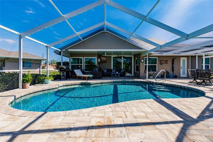 POOL & LANAI