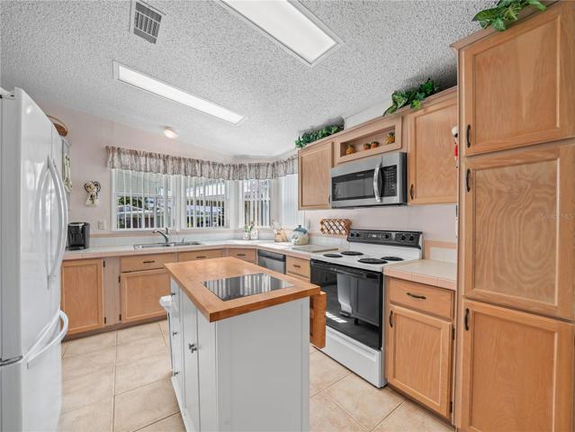 Just look at all the cabinets and counter space in this kitchen - and an island, too!