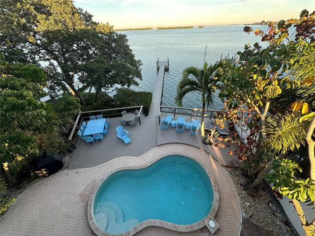 Plenty of room to entertain on Sarasota Bay