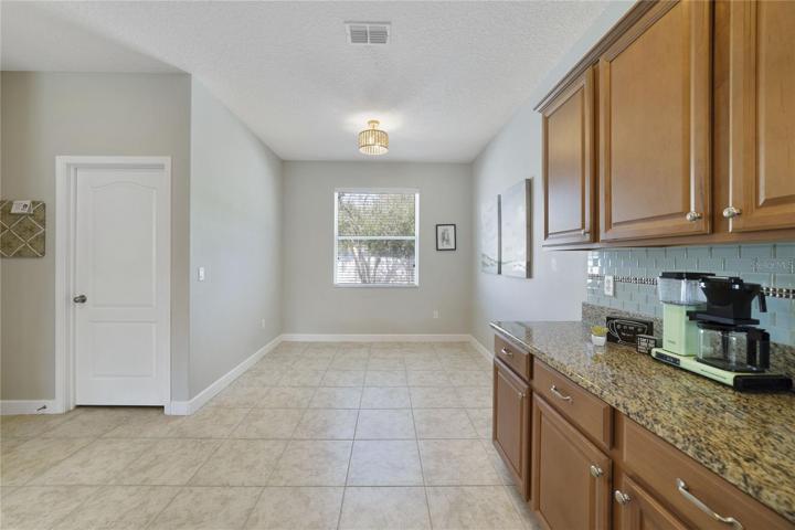 KITCHEN/DINETTE.