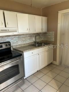 Kitchen Stove & Prep Area