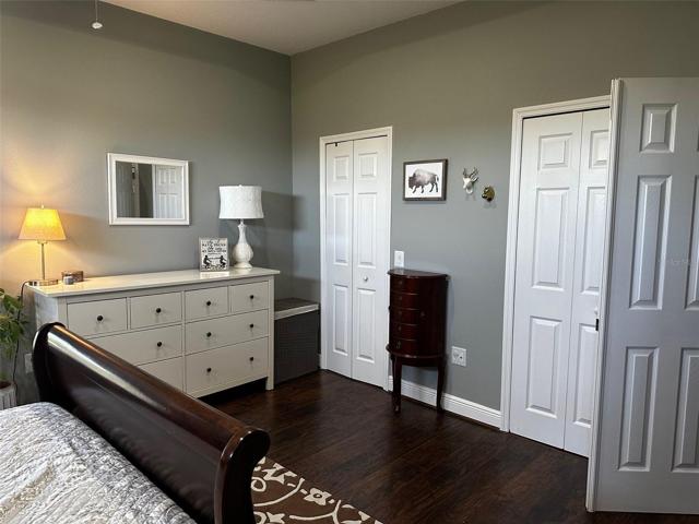 2 Closets, Laminate flooring