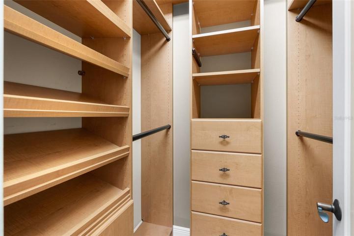 WALK IN CLOSET