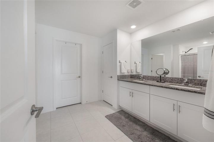 Primary bedroom en suite bathroom