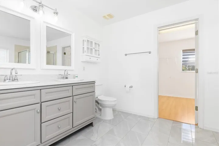 Master bathroom with Walk-in Closet entry