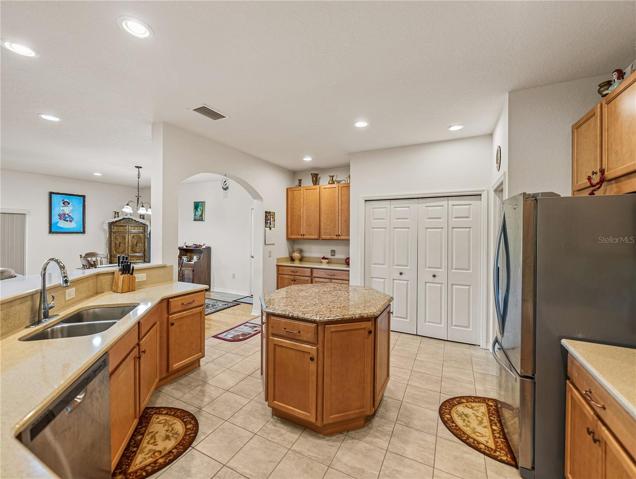Kitchen w/island