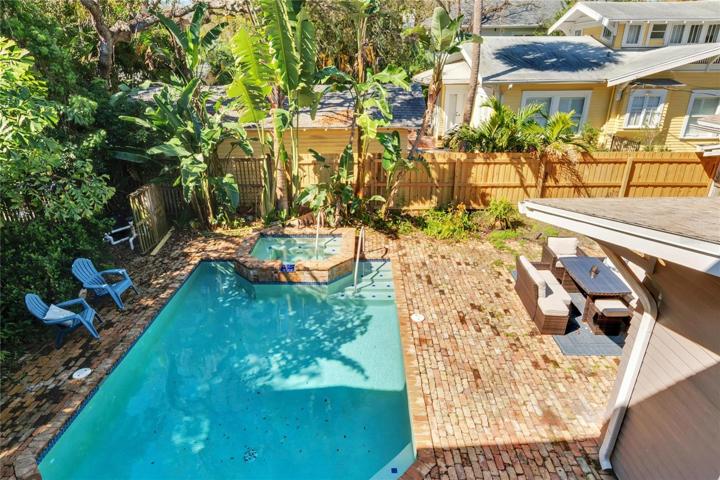 Pool & Outdoor Dinning area