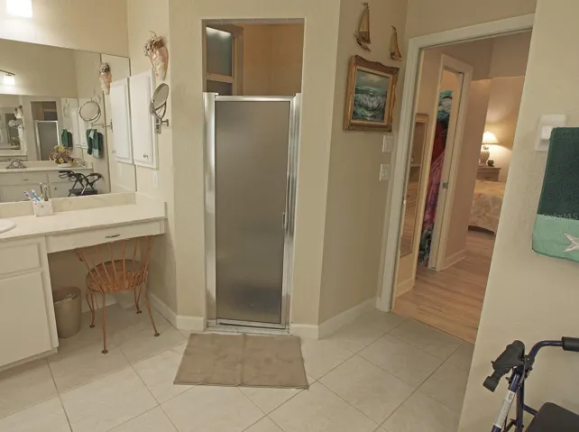 Master  bathroom