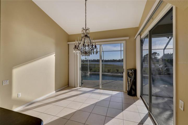 Large dinette/ breakfast area- and those VIEWS!