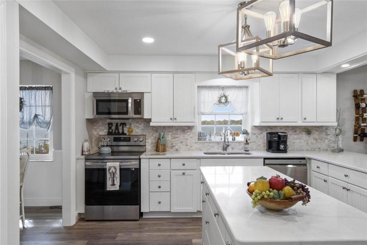 Quartz Counters & Stainless Appliances