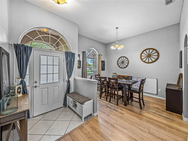 FOYER / DINING