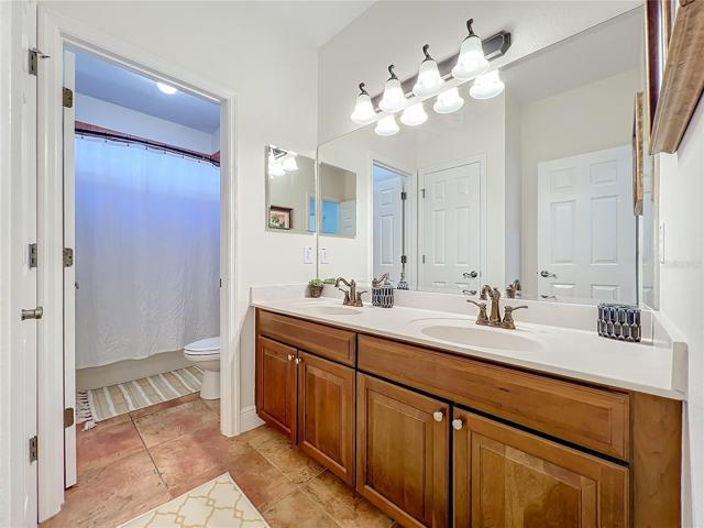 Upstairs Bathroom w/Tub/Shower Combo