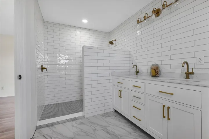 Large primary shower!