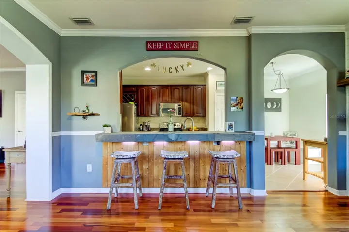 Bar!