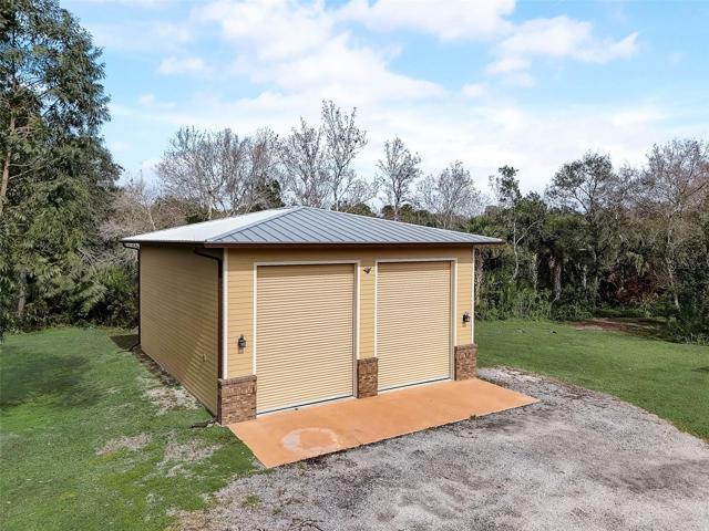 Detached Garage/Workshophas a/c electric and water
