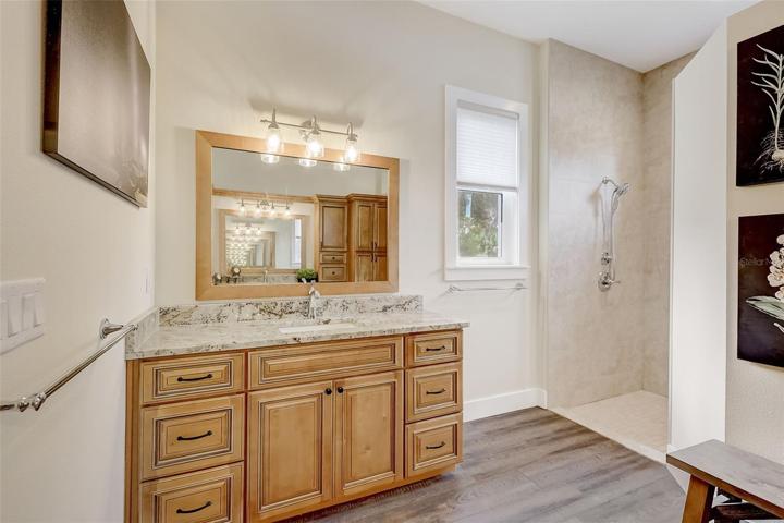 Bathroom to Main bedroom 1