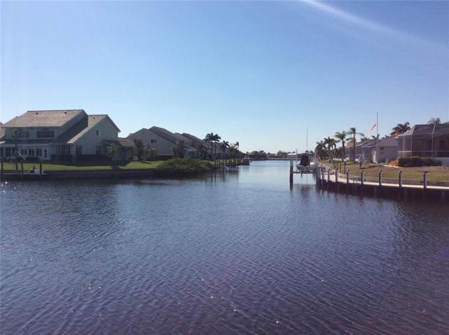 Intersecting voluminous canal view