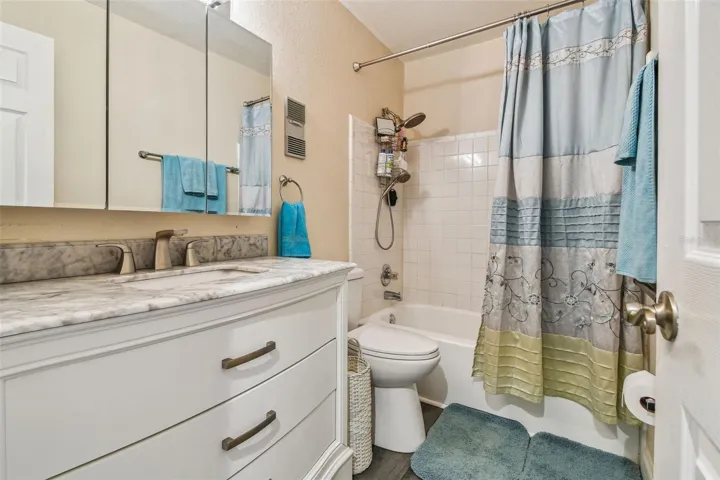 Hall bath with tub