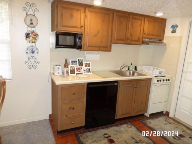 Kitchen area with service for 4 included