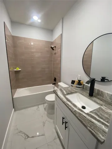 hall tiled bath with tub/shower combo