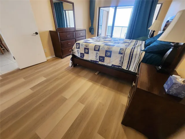 Queen size bed in the primary suite