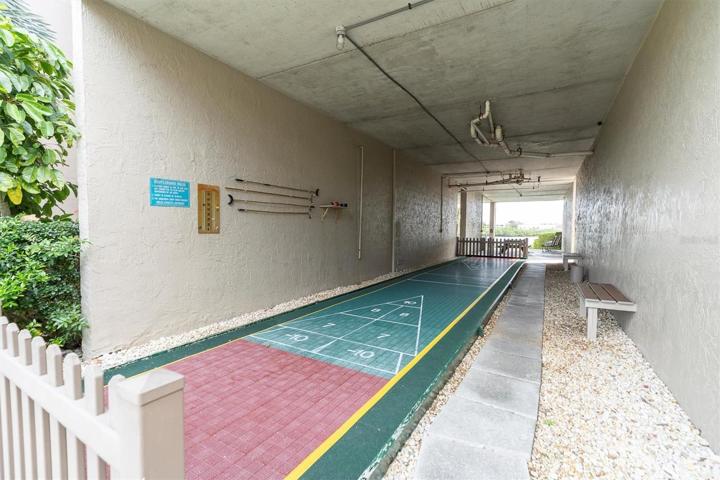Shuffle board