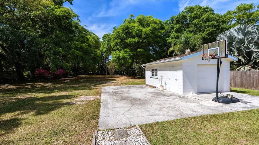 Detached Building / Back yard
