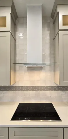Upgraded cooktop & hood vent
