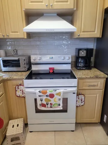 Electric range with Exhaust Fan