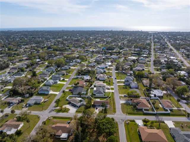 4 miles to Manasota Beach, 5 miles to Historic Venice down town, 6 miles to Wellen Park