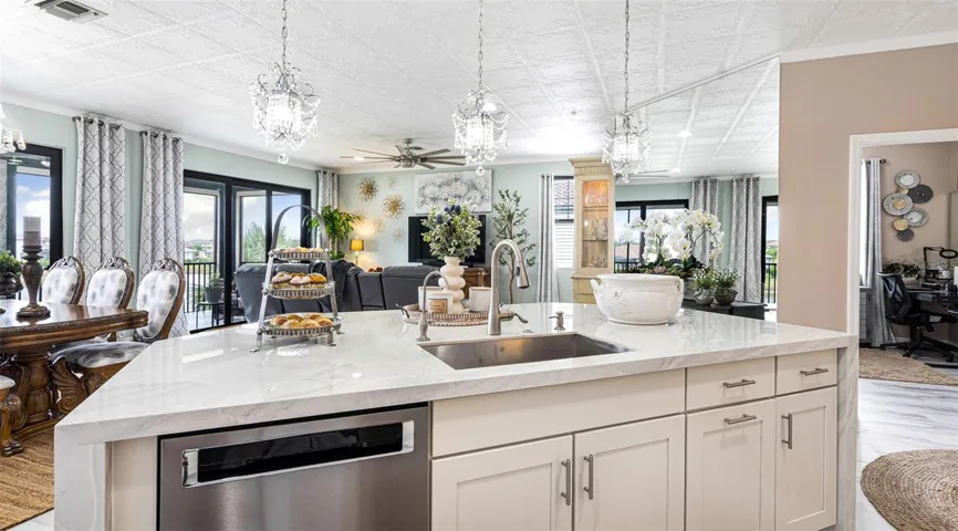 LARGE GOURMET KITCHEN