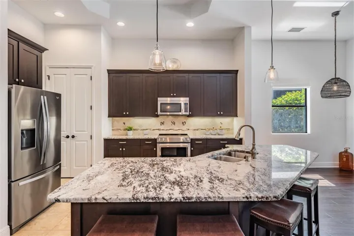 Ample counter and cabinet space