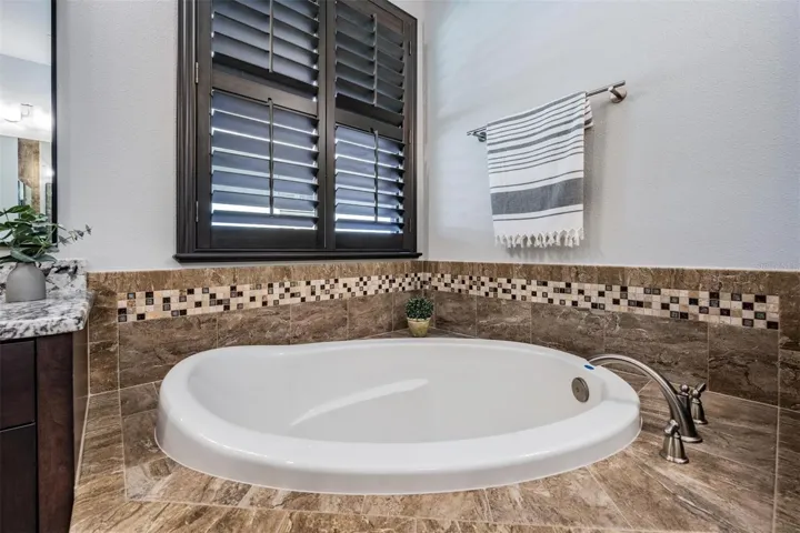 Soaking tub