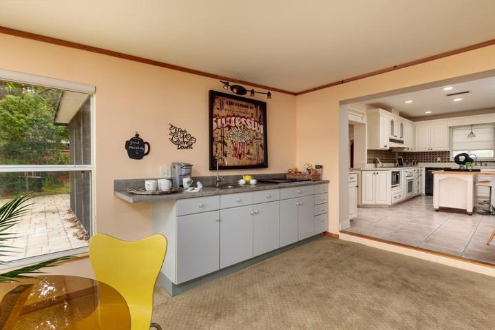 Huge family room with a fully vented indoor grill