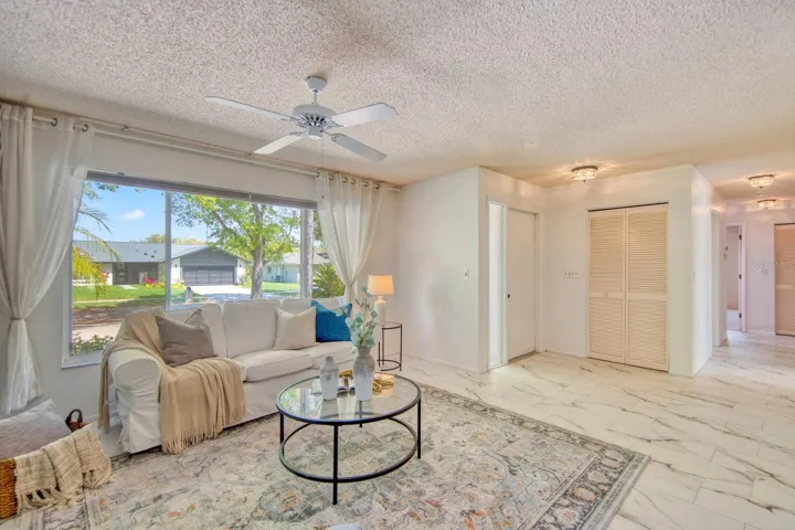 Foyer w/ entry closet~
