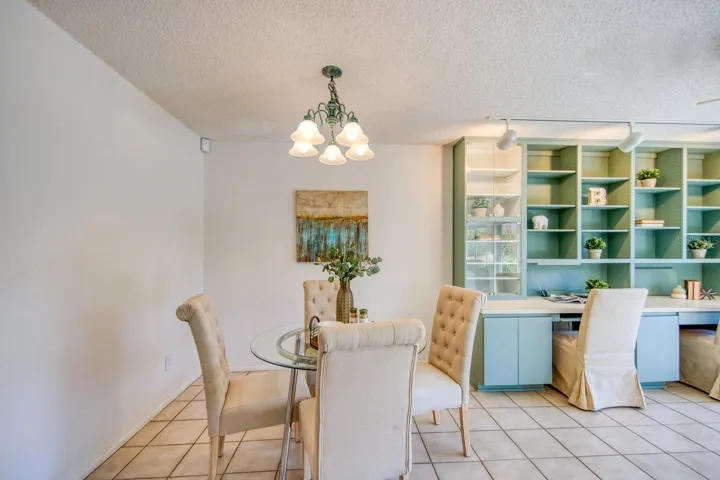 Casual dining/breakfast nook~