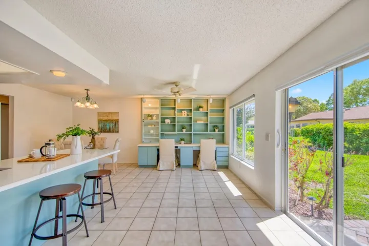 Light neutral tile flooring~