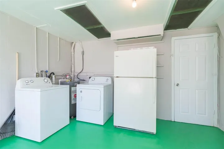 Garage & Washer/Dryer & Fridge