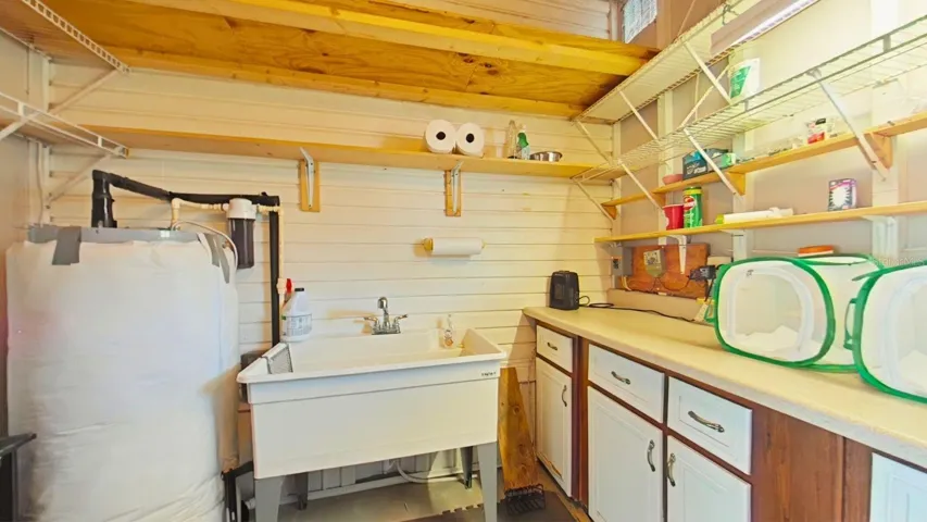 Nice utility sink in the workshop
