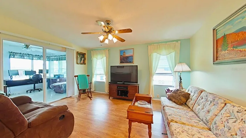 Nice laminate floors.