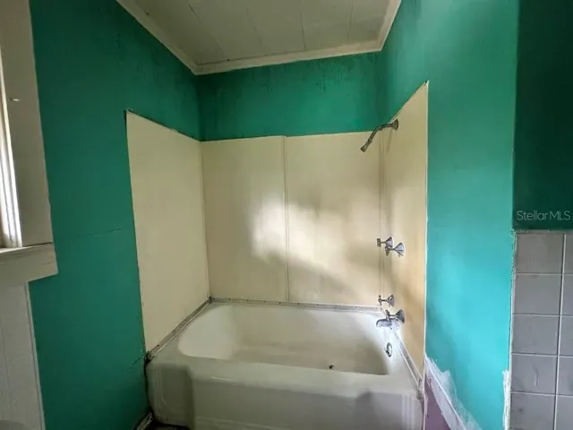 UPSTAIRS APT - Hall full bath upstairs