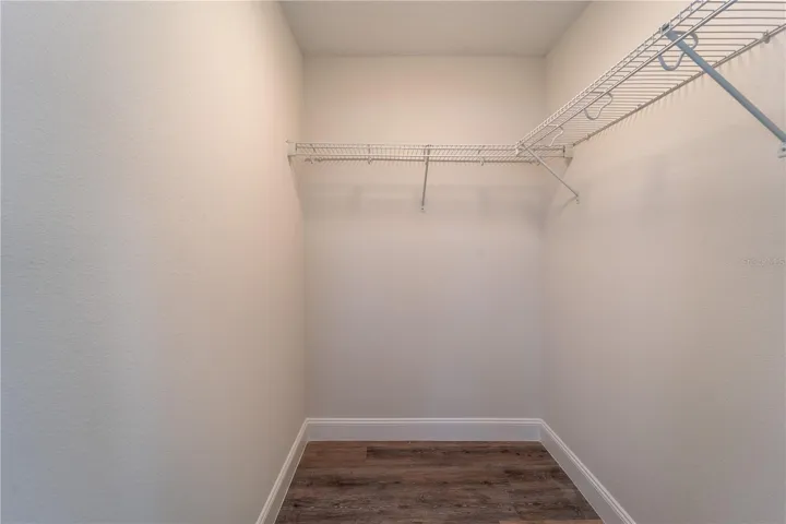 WALK-IN CLOSET