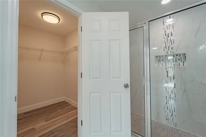 LARGE WALK-IN CLOSET