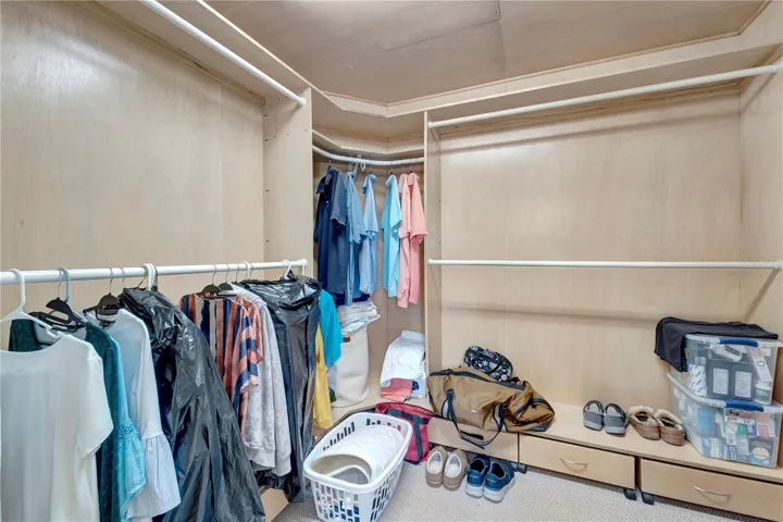 Primary bdrm walk in closet