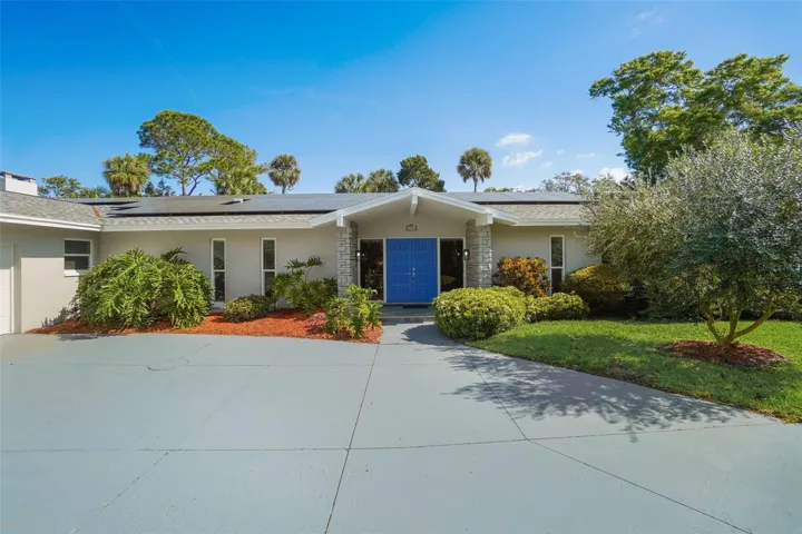 EXPANSIVE UPDATED MID-CENTURY MODERN LUXURY