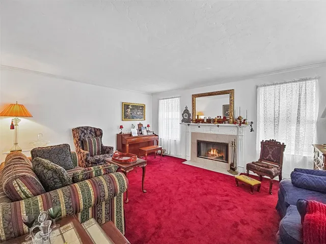 Formal Living Room w/fireplace